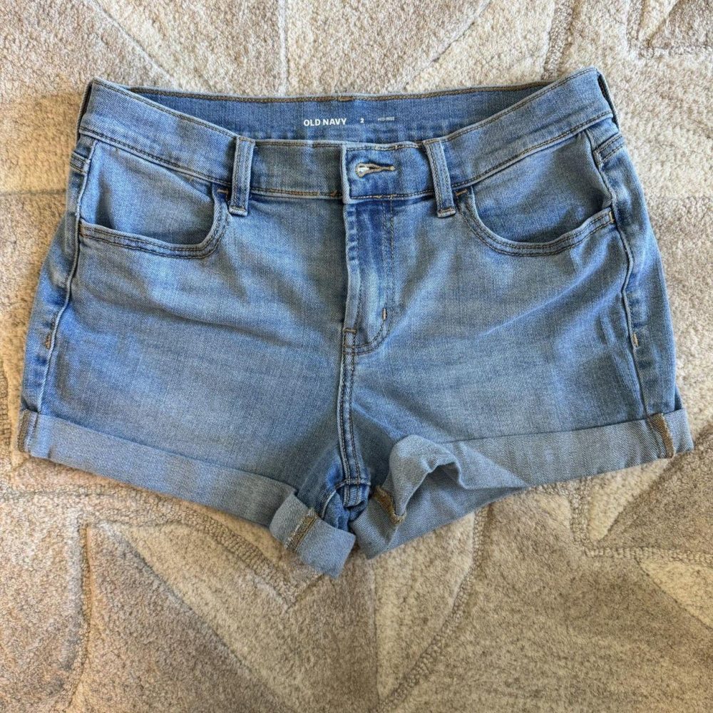 Old Navy size 2 denim jean shorts with rolled cuff. Stretchy and comfortable. Li